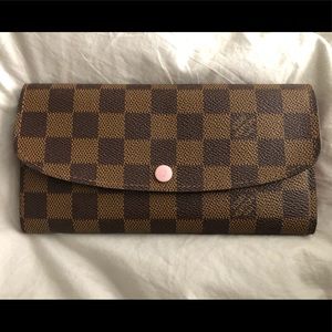 LOUIS VUITTON
Damier Ebene Emilie Wallet -Like New